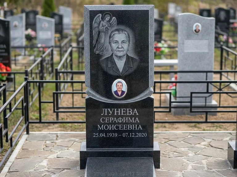 Памятник с гравировкой ангела — гравировка двух ангелов по сторонам портрета, работа «Журавлёва» в Красноярске