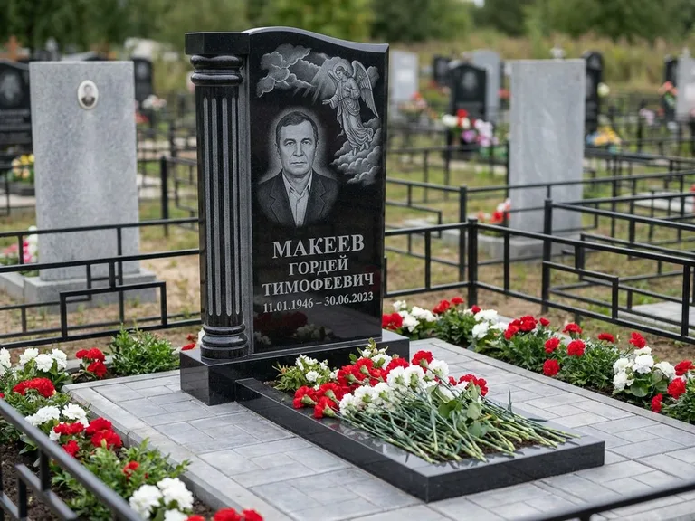 Памятник с гравировкой ангела — гравировка ангела в облаках с лучами над портретом, работа «Селиванов» в Красноярске