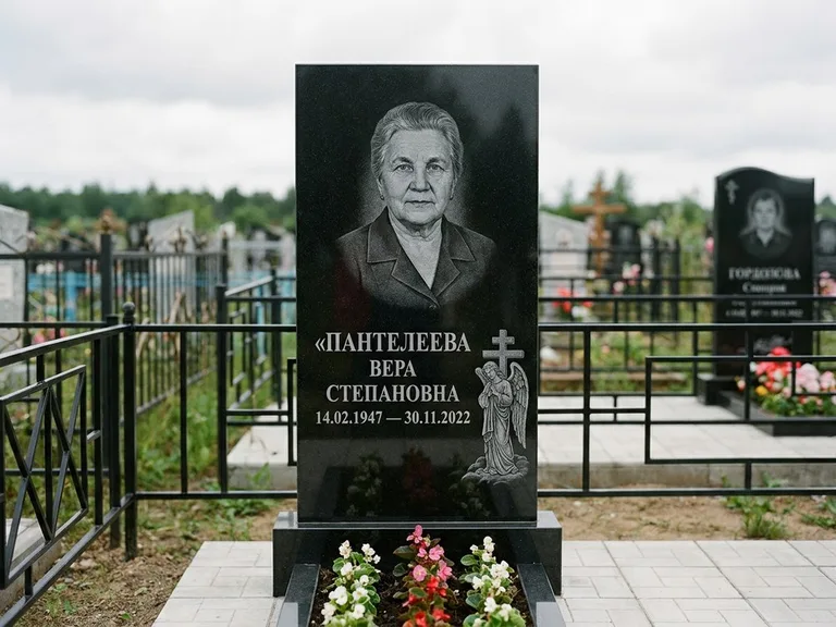 Памятник с гравировкой ангела — гравировка ангела с крестом рядом с эпитафией, работа «Пантелеева» в Красноярске