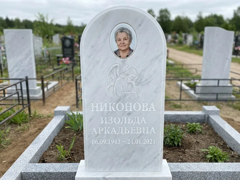 Памятник с гравировкой ангела — белая гравировка скорбящего ангела над портретом, работа «Гордеева» в Красноярске