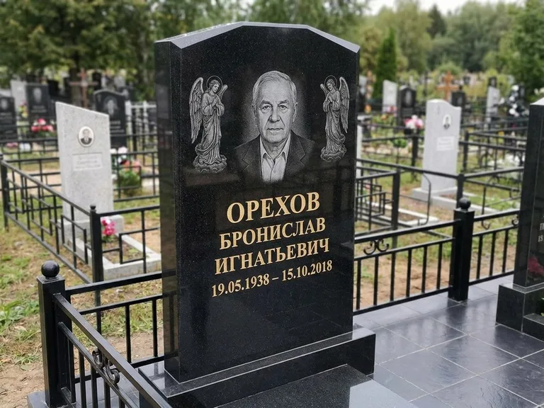 Памятник с гравировкой ангела — гравировка ангела-хранителя сбоку от портрета, работа «Фаддеев» в Красноярске