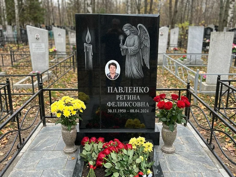 Памятник с гравировкой ангела — гравировка молящегося ангела в верхней части стелы, работа «Пантелеева» в Красноярске