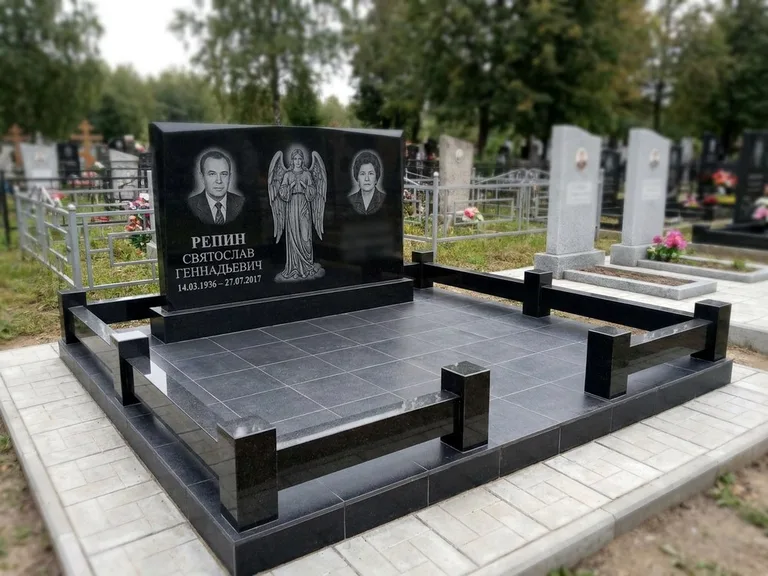 Памятник с гравировкой ангела — гравировка ангела с крестом рядом с эпитафией, работа «Касаткин» в Красноярске