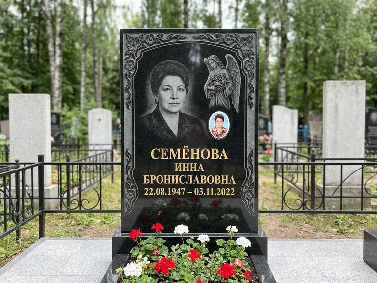 Памятник с гравировкой ангела — гравировка ангела с голубем по диагонали стелы, работа «Лобанова» в Красноярске