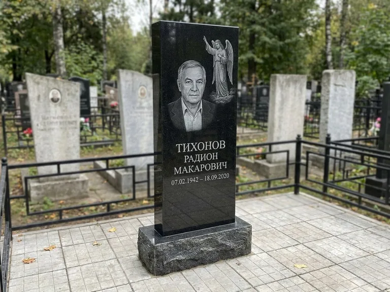 Памятник с гравировкой ангела — гравировка двух ангелов по сторонам портрета, работа «Свиридов» в Красноярске