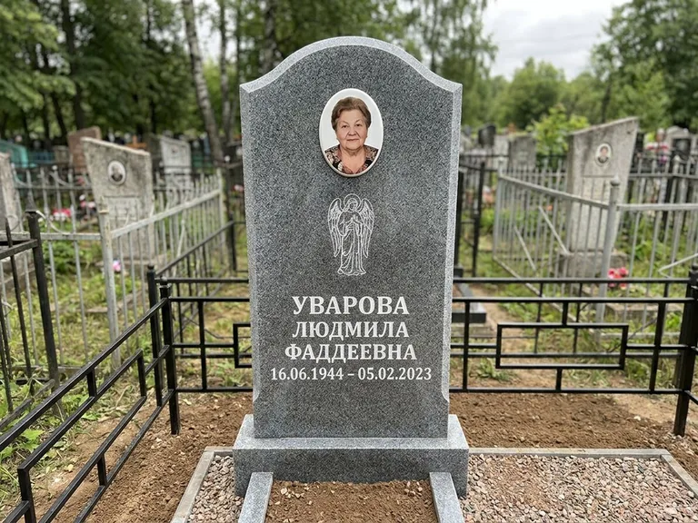 Памятник с гравировкой ангела — гравировка ангела в облаках с лучами над портретом, работа «Игнатова» в Красноярске