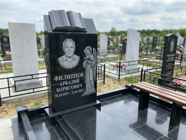 Памятник с гравировкой ангела — белая гравировка скорбящего ангела над портретом, работа «Доронин» в Красноярске