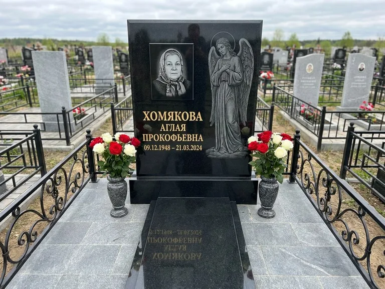 Памятник с гравировкой ангела — гравировка ангела-хранителя сбоку от портрета, работа «Яковлева» в Красноярске