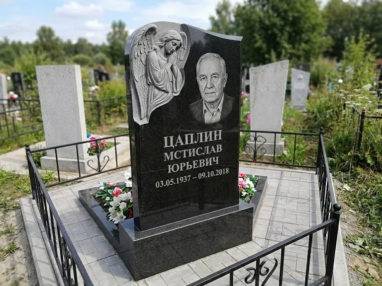 Памятник с гравировкой ангела — гравировка молящегося ангела в верхней части стелы, работа «Пономарёв» в Красноярске