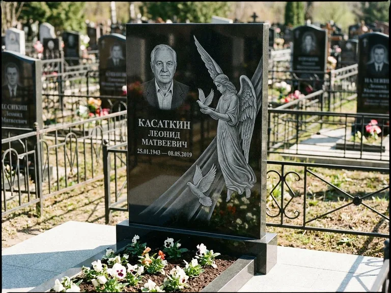 Памятник с гравировкой ангела — гравировка ангела с голубем по диагонали стелы, работа «Касаткин» в Красноярске