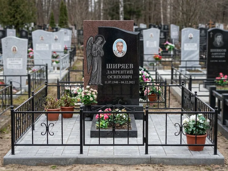 Памятник с гравировкой ангела — гравировка ангела с голубем по диагонали стелы, работа «Селиванов» в Красноярске