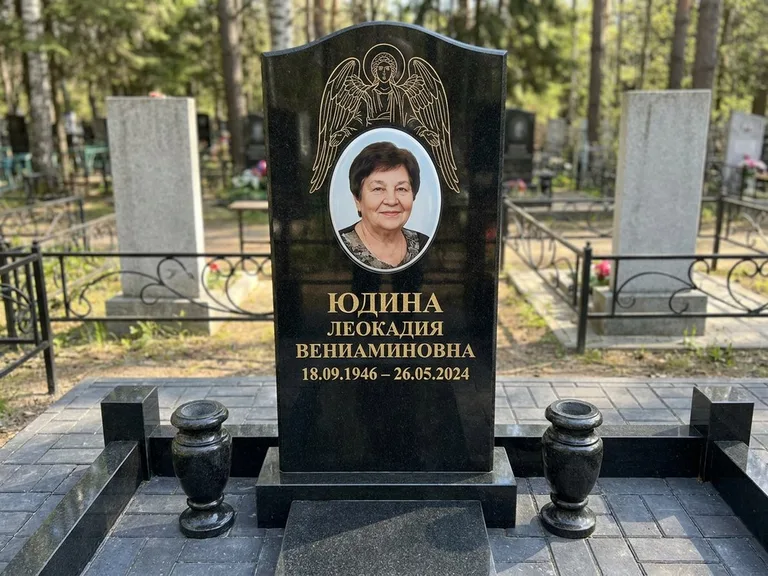 Памятник с гравировкой ангела — гравировка двух ангелов по сторонам портрета, работа «Гордеева» в Красноярске