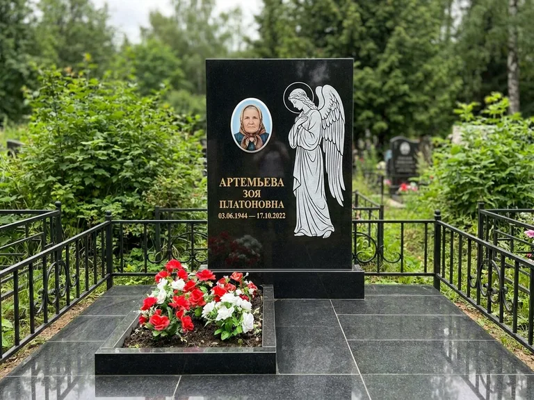 Памятник с гравировкой ангела — гравировка ангела в облаках с лучами над портретом, работа «Фаддеев» в Красноярске