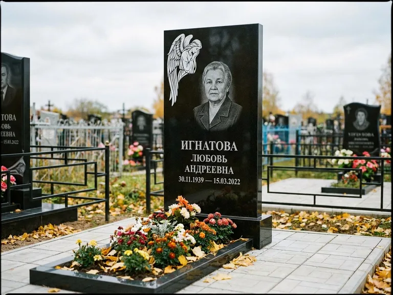 Памятник с гравировкой ангела — белая гравировка скорбящего ангела над портретом, работа «Игнатова» в Красноярске