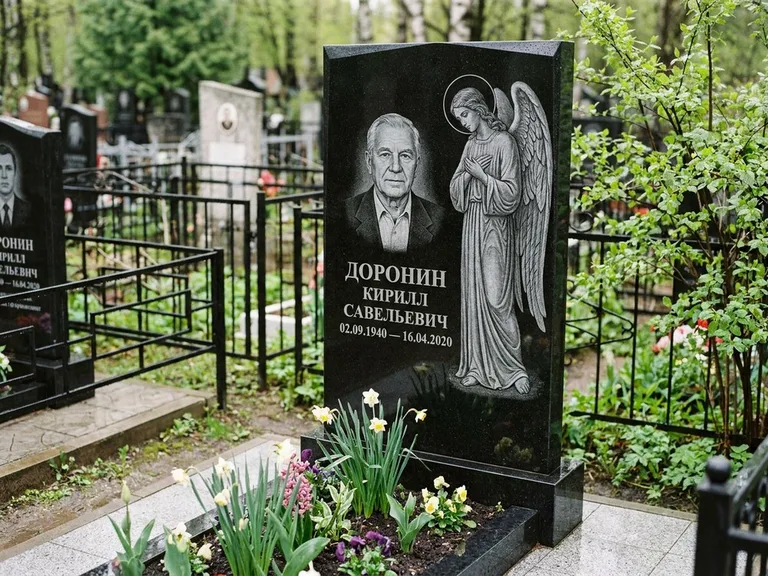 Памятник с гравировкой ангела — гравировка ангела-хранителя сбоку от портрета, работа «Доронин» в Красноярске