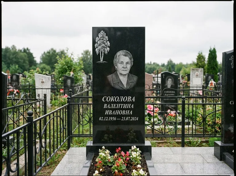 Памятник с гравировкой берёзы — гравировка одинокой берёзы над именем, работа «Соколова» в Красноярске