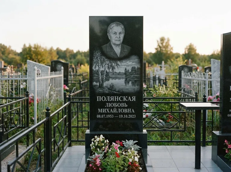 Памятник с гравировкой берёзы — гравировка берёзы у зеркального озера, работа «Полянская» в Красноярске