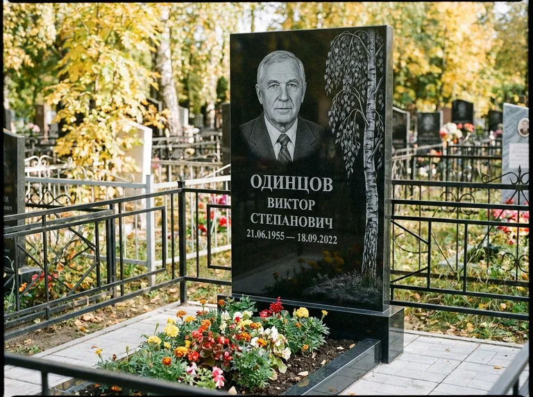 Памятник с гравировкой берёзы — гравировка плакучей берёзы с тонкими ветвями, работа «Одинцов» в Красноярске