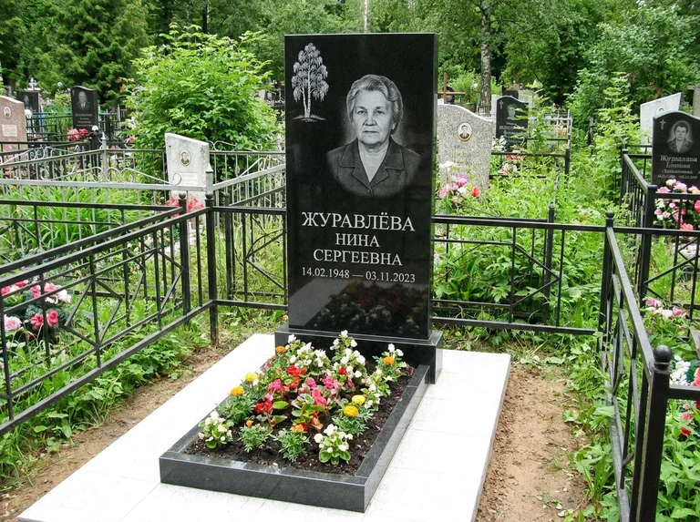 Памятник с гравировкой берёзы — гравировка одинокой берёзы над именем, работа «Журавлёва» в Красноярске