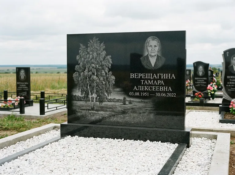 Памятник с гравировкой берёзы: широкая горизонтальная стела — берёза у поля, простор до горизонта, белая мраморная крошка с бордюром, работа «Верещагина» в Красноярске
