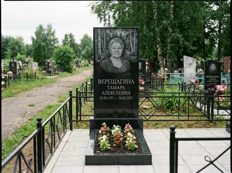 Памятник с гравировкой берёзы — гравировка берёзовой рощи в глубину, работа «Верещагина» в Красноярске