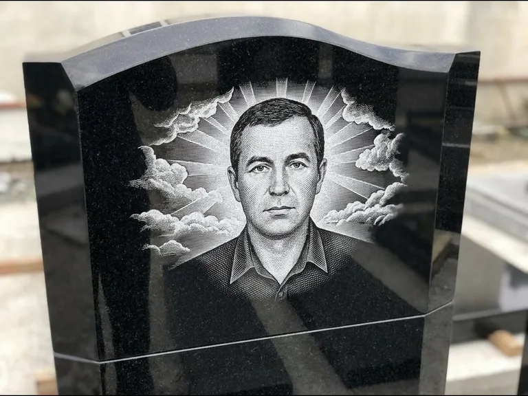Гравировка фото на памятнике — с фоном в Красноярске