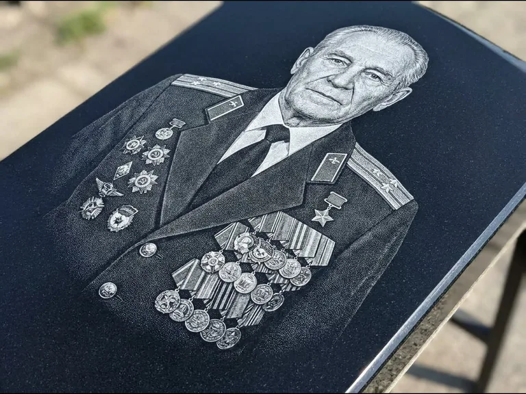 Гравировка фото на памятнике — военный / ветеран в Красноярске