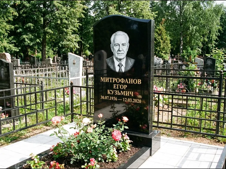 Гравировка портрета на чёрном граните — выполненная работа 29 в Красноярске