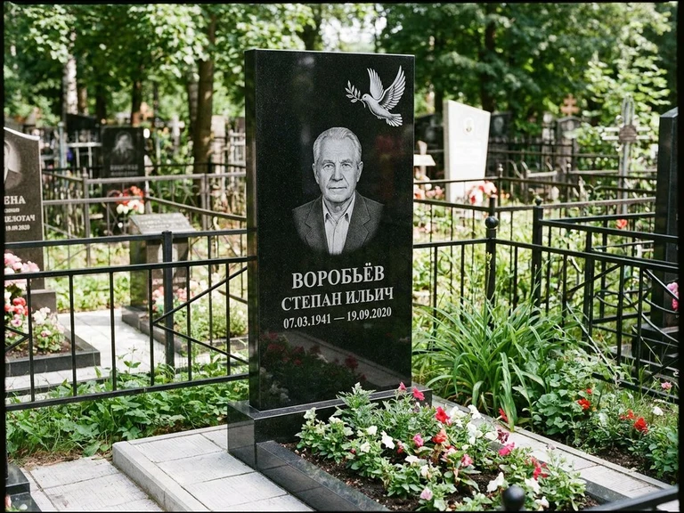 Гравировка голубей на памятник в Красноярске — памятник из чёрного гранита с гравировкой