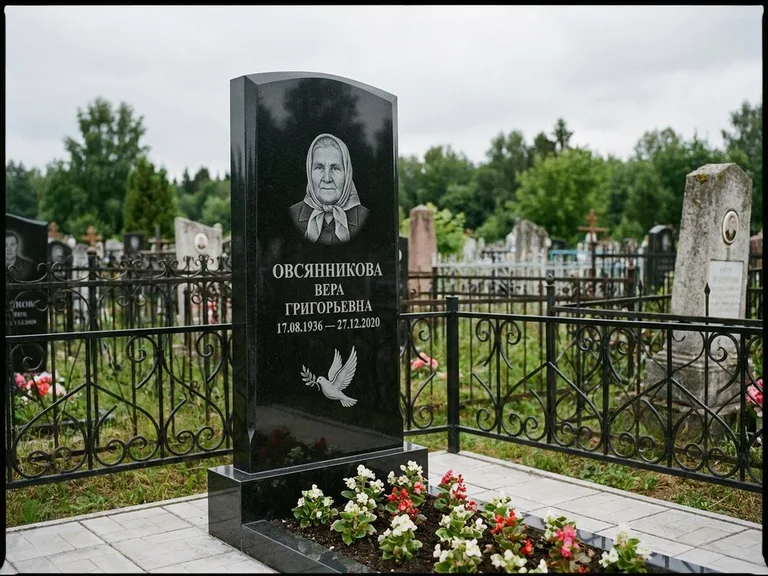 Памятник с гравировкой голубей — гравировка голубя с оливковой ветвью рядом с эпитафией, работа «Овсянникова» в Красноярске