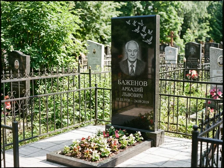Памятник с гравировкой голубей — гравировка стаи голубей, взлетающей от угла стелы, работа «Баженов» в Красноярске