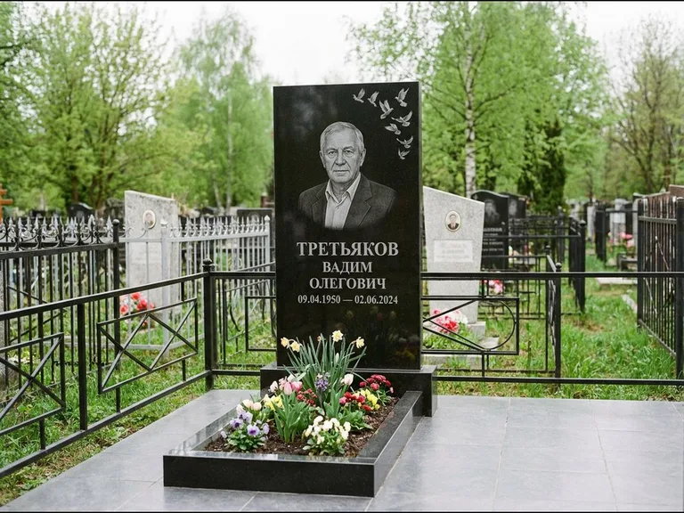 Памятник с гравировкой голубей — гравировка стаи голубей, взлетающей от угла стелы, работа «Третьяков» в Красноярске