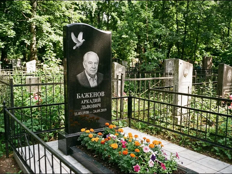 Памятник с гравировкой голубей — белая гравировка взлетающего голубя над портретом, работа «Баженов» в Красноярске