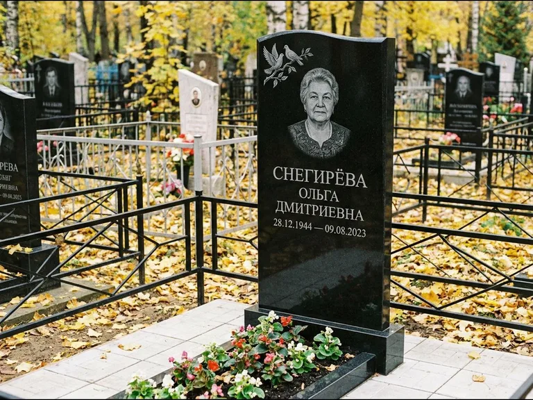 Памятник с гравировкой голубей — гравировка пары голубей на ветке в верхнем углу стелы, работа «Снегирёва» в Красноярске