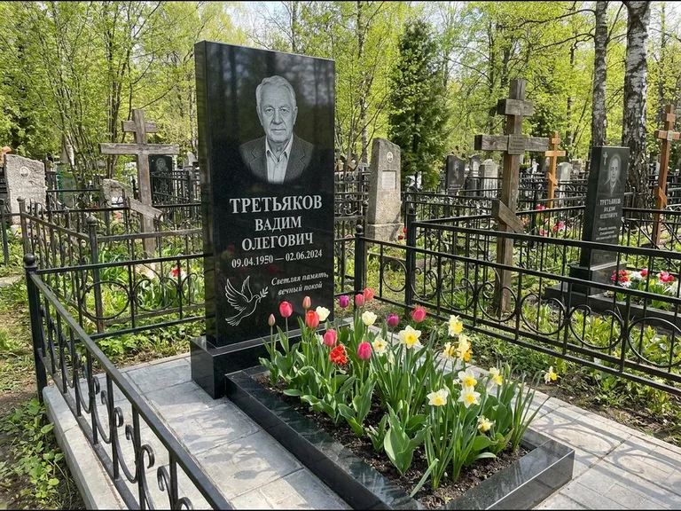 Памятник с гравировкой голубей — гравировка голубя с оливковой ветвью рядом с эпитафией, работа «Третьяков» в Красноярске