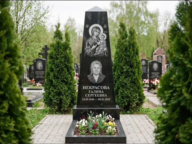 Памятник с гравировкой иконы — образ Николая Чудотворца, работа «Третьяков» в Красноярске