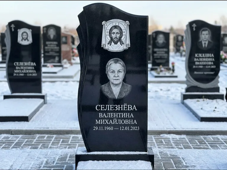 Памятник с гравировкой иконы — Казанская икона Божией Матери на стеле, работа «Одинцов» в Красноярске
