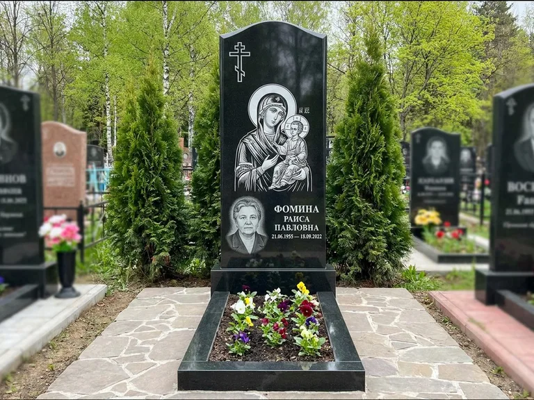 Памятник с гравировкой иконы — икона в резном киоте, работа «Гущин» в Красноярске