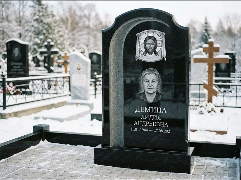 Памятник с гравировкой иконы: гранёный восьмиугольный обелиск с крестом — гравировка Николая Чудотворца, семейный участок с гранитной скамьёй, работа «Зотов» в Красноярске