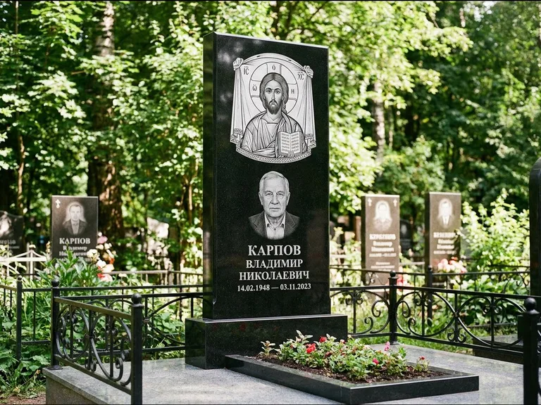 Памятник с гравировкой иконы: широкая двойная семейная стела — золочёный нимб на образе, цветник с красными розами, работа «Воронцова» в Красноярске