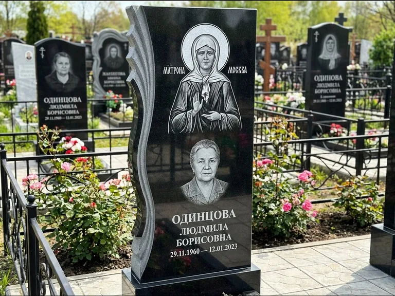 Памятник с гравировкой иконы: ступенчатая двухуровневая стела — Архангел Михаил на стеле, каменная дорожка из плитняка, работа «Одинцов» в Красноярске