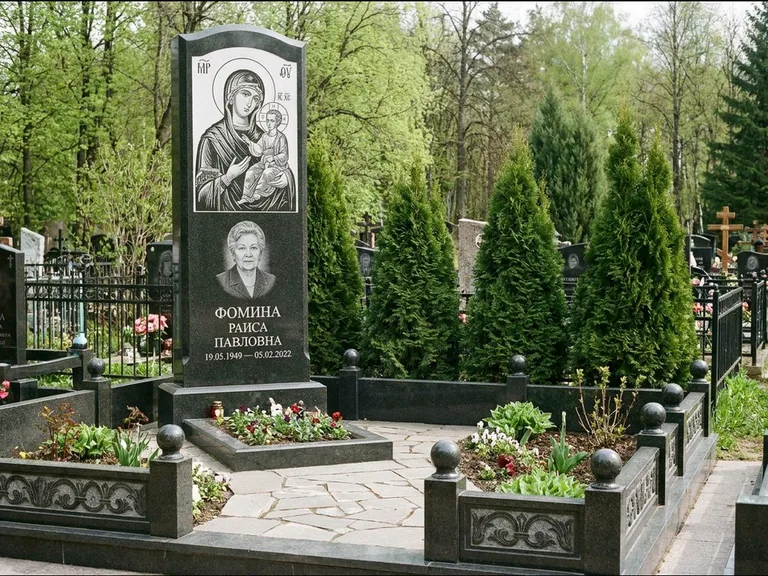 Памятник с гравировкой иконы: высокий гранёный обелиск с крестом-навершием — гравировка образа Матроны Московской, открытый участок без ограды, работа «Третьяков» в Красноярске