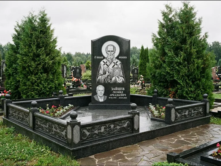 Памятник с гравировкой иконы: стела с гранитным столиком и скамьёй — Архангел Михаил на стеле, семейный участок с плиткой, работа «Верещагина» в Красноярске