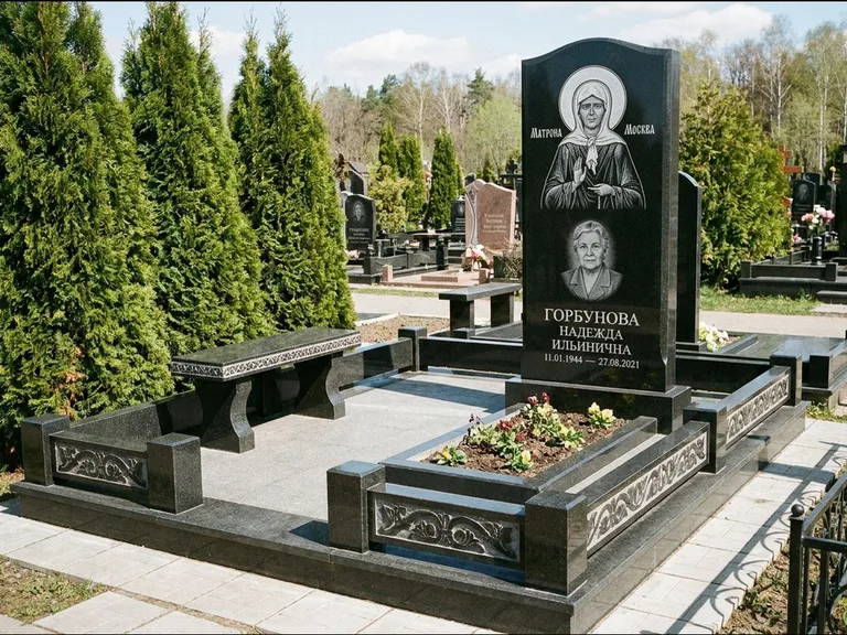 Памятник с гравировкой иконы: стела в форме раскрытой книги с образом — гравировка образа Спасителя, цоколь тёмной плиткой, работа «Зотов» в Красноярске