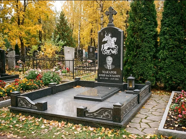 Памятник с гравировкой иконы: ступенчатая трёхуровневая стела — золочёный нимб на образе, дорожка из природного плитняка, работа «Лебедева» в Красноярске