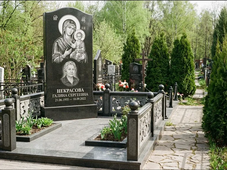 Памятник с гравировкой иконы: полукруглая стела с купольным навершием — Архангел Михаил на стеле, заснеженный зимний участок, работа «Гущин» в Красноярске