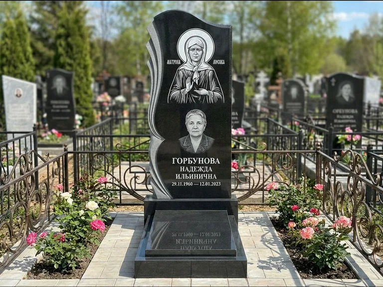 Памятник с гравировкой иконы — икона в резном киоте, работа «Одинцов» в Красноярске