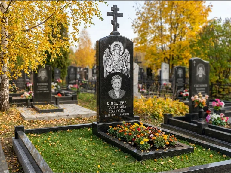 Памятник с гравировкой иконы — образ в полный рост на обороте стелы, работа «Гущин» в Красноярске