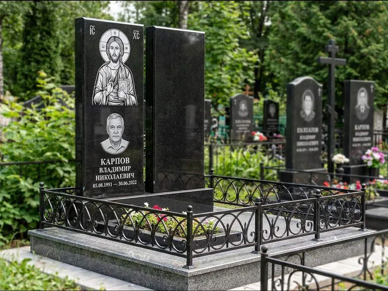 Памятник с гравировкой иконы — Казанская икона Божией Матери на стеле, работа «Богданова» в Красноярске