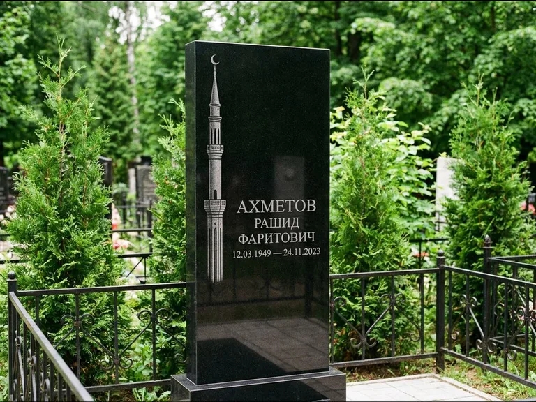 Мусульманский памятник с гравировкой мечети — минарет с полумесяцем у края стелы, работа «Ахметов» в Красноярске